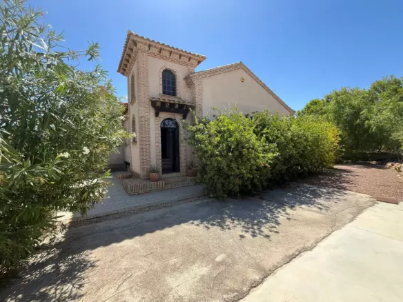 6-bedroom Villa In Elche, Spain (5.500 M²)