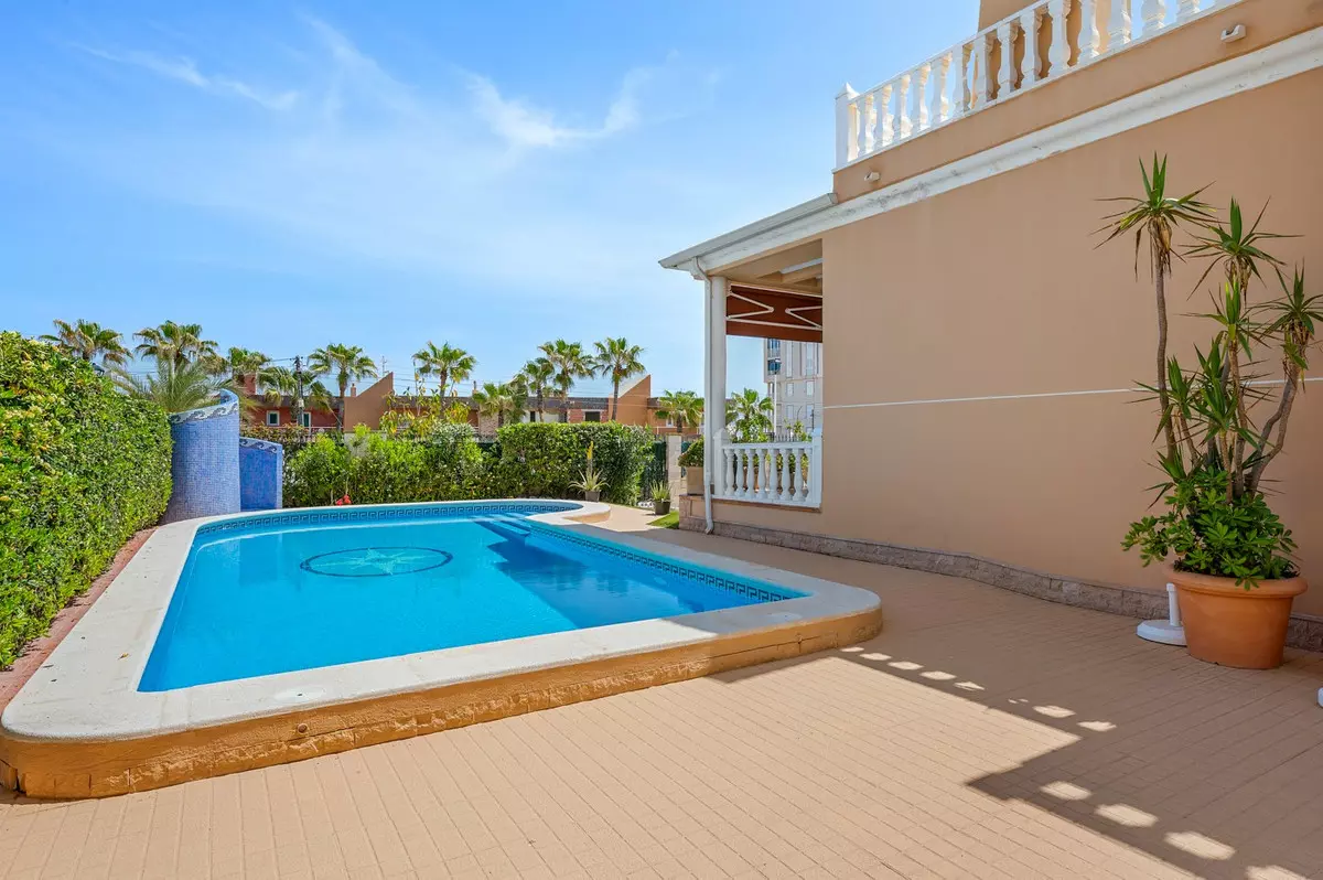 6-bedroom Villa In Torrevieja, Spain (500 M²)