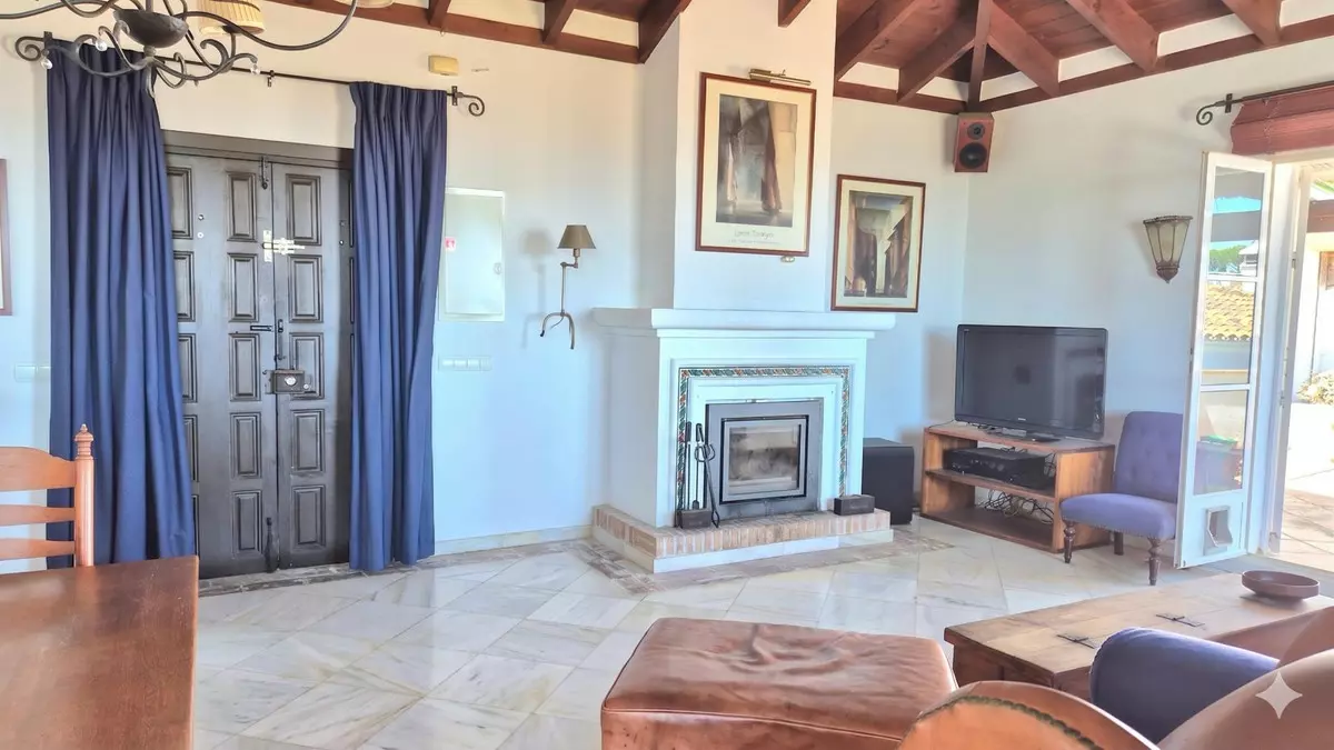 3-bedroom Villa In Benahavis, Spain (212 M²)