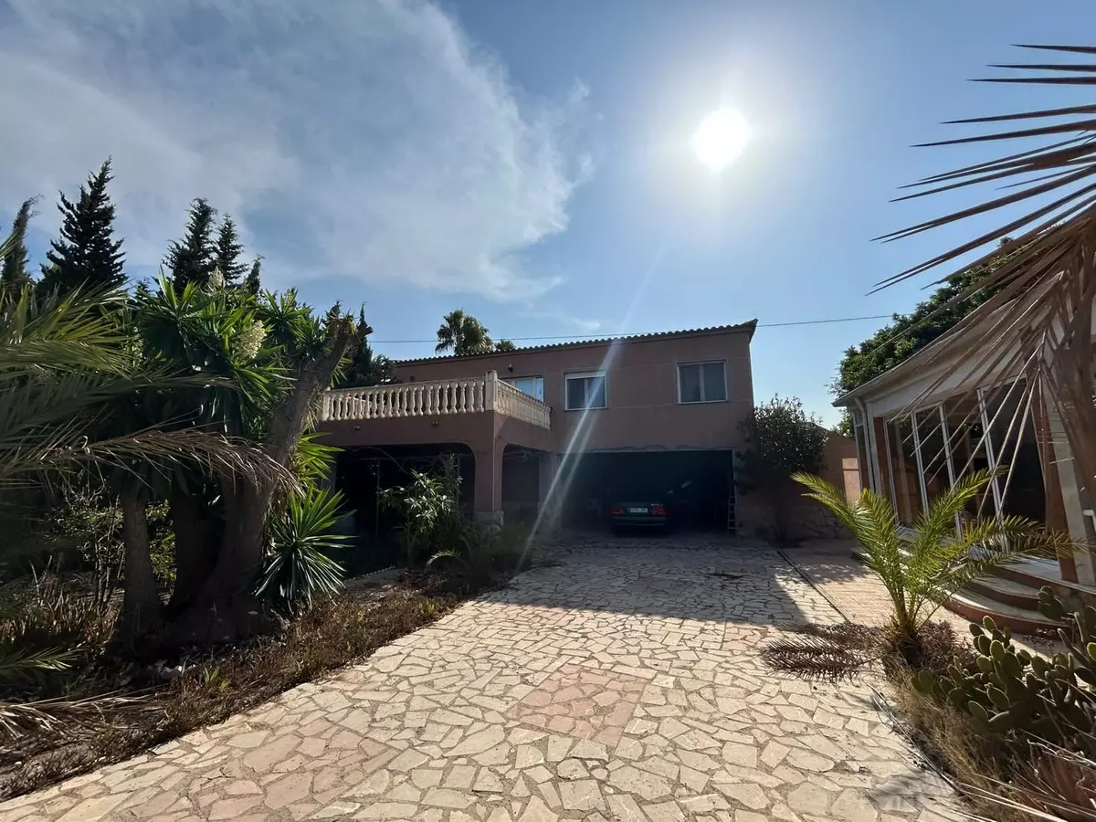 6-bedroom Villa In San Fulgencio, Spain (390 M²)