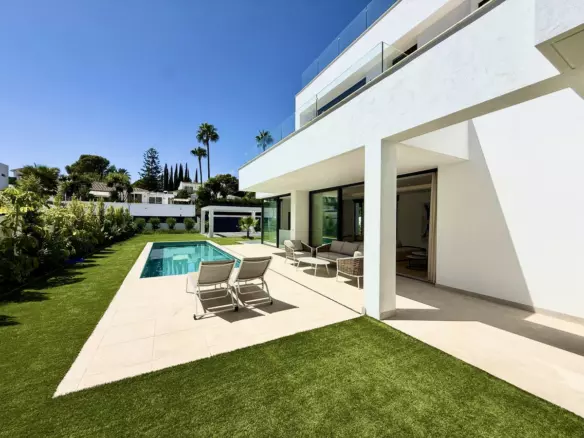 6-bedroom Villa In Estepona, Spain (418 M²)