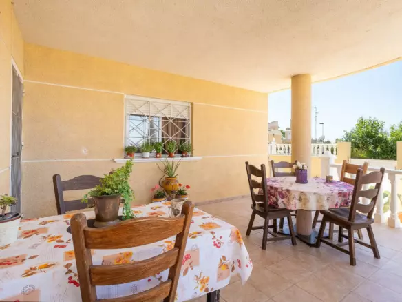 6-bedroom Villa In Torrevieja, Spain (375 M²)