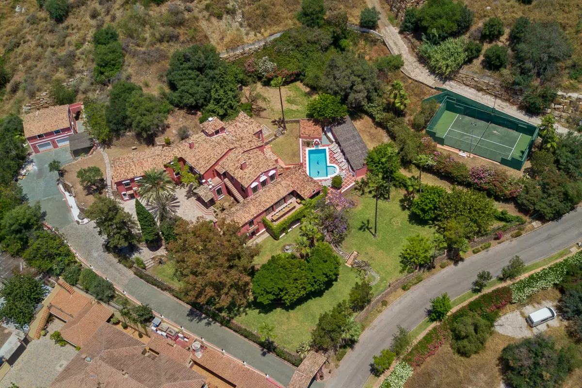 12-bedroom Villa In Benahavis, Spain (1.058 M²)