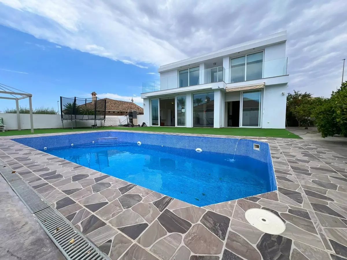 5-bedroom Villa In Bigastro, Spain (322 M²)