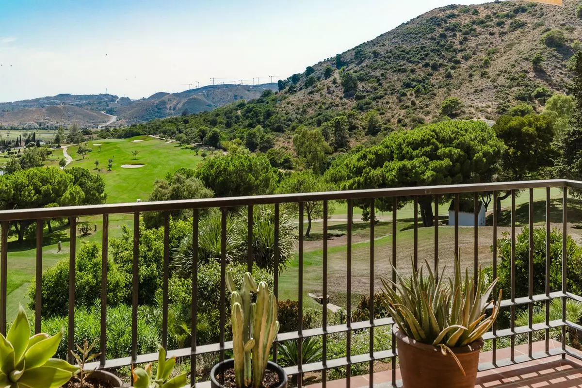 2-bedroom Apartment In Benahavis, Spain (90 M²)