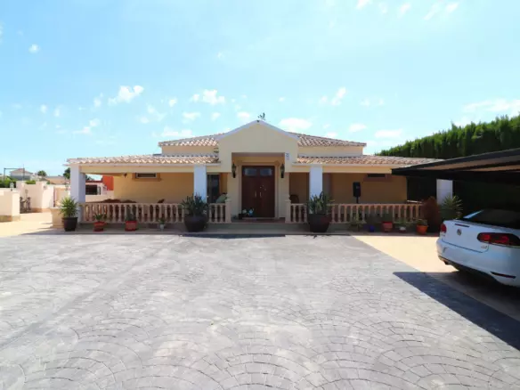 6-bedroom Villa In Almoradi, Spain (299 M²)