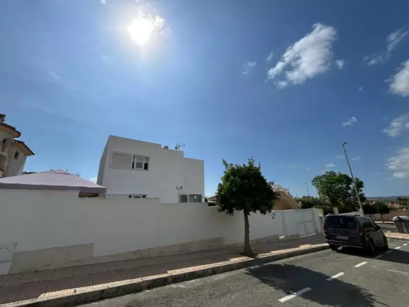 5-bedroom Villa In Bigastro, Spain (322 M²)