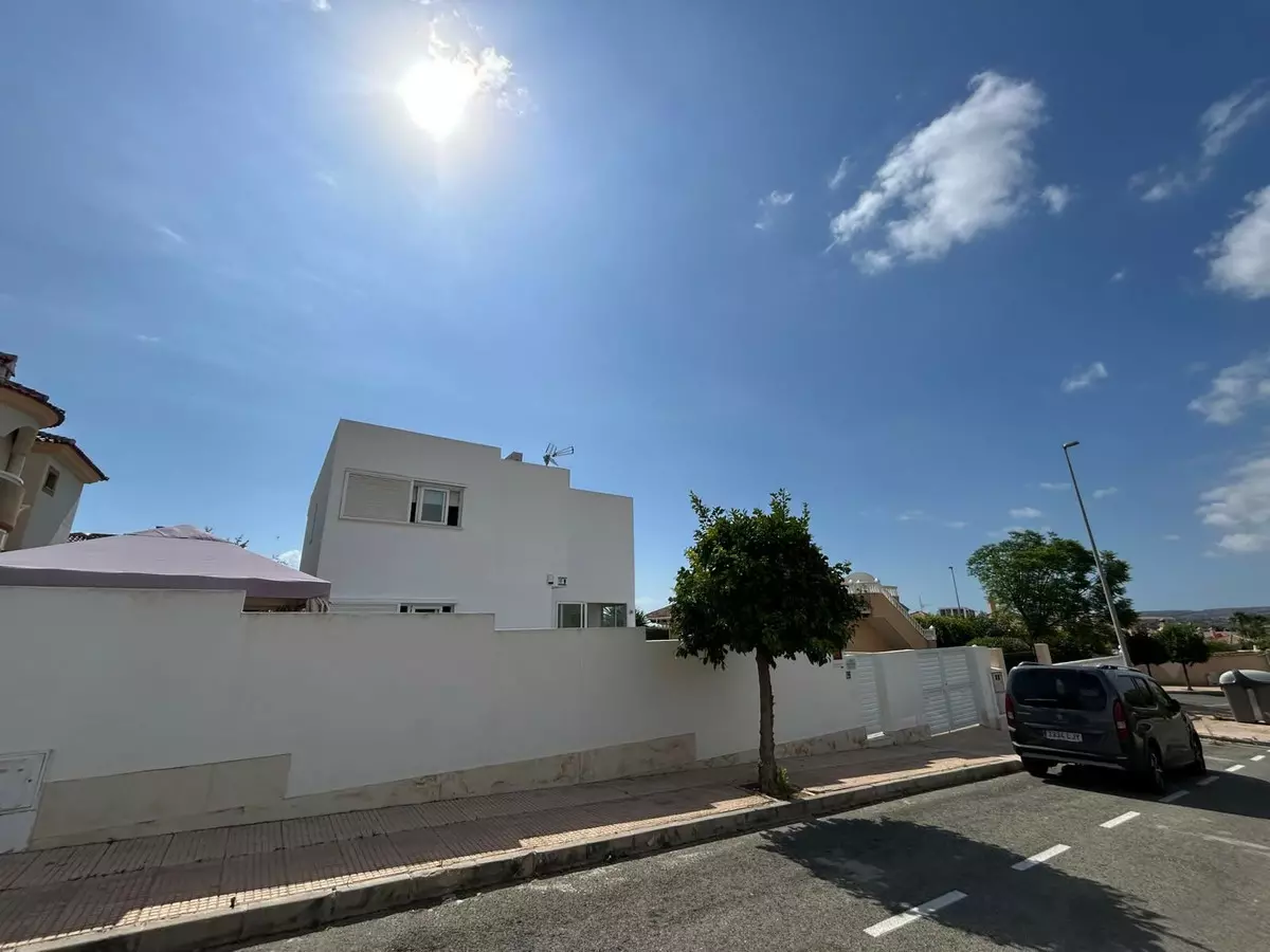 5-bedroom Villa In Bigastro, Spain (322 M²)