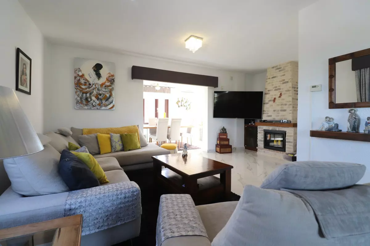 5-bedroom Villa In Algorfa, Spain (375 M²)