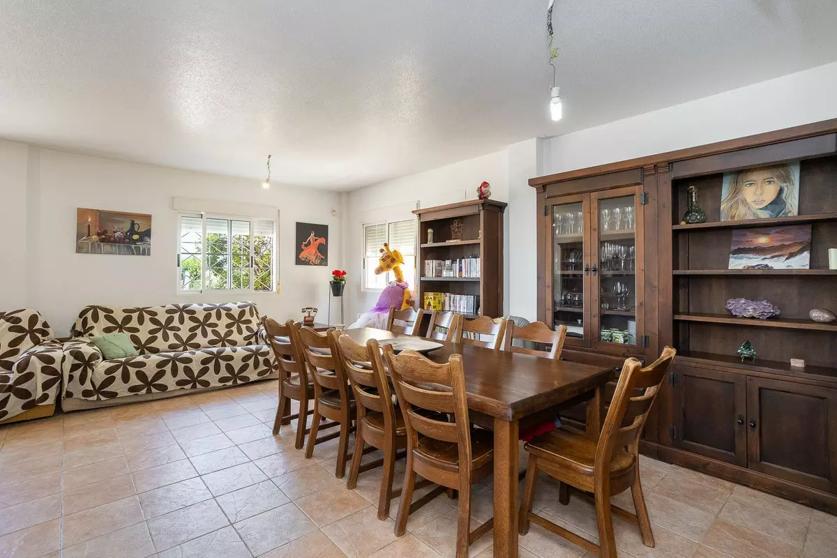6-bedroom Villa In Torrevieja, Spain (375 M²)