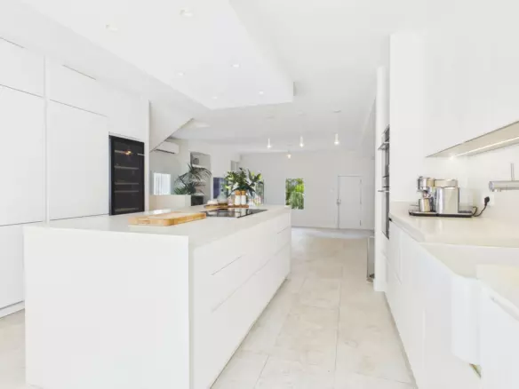 4-bedroom Villa In Istan, Spain (209 M²)