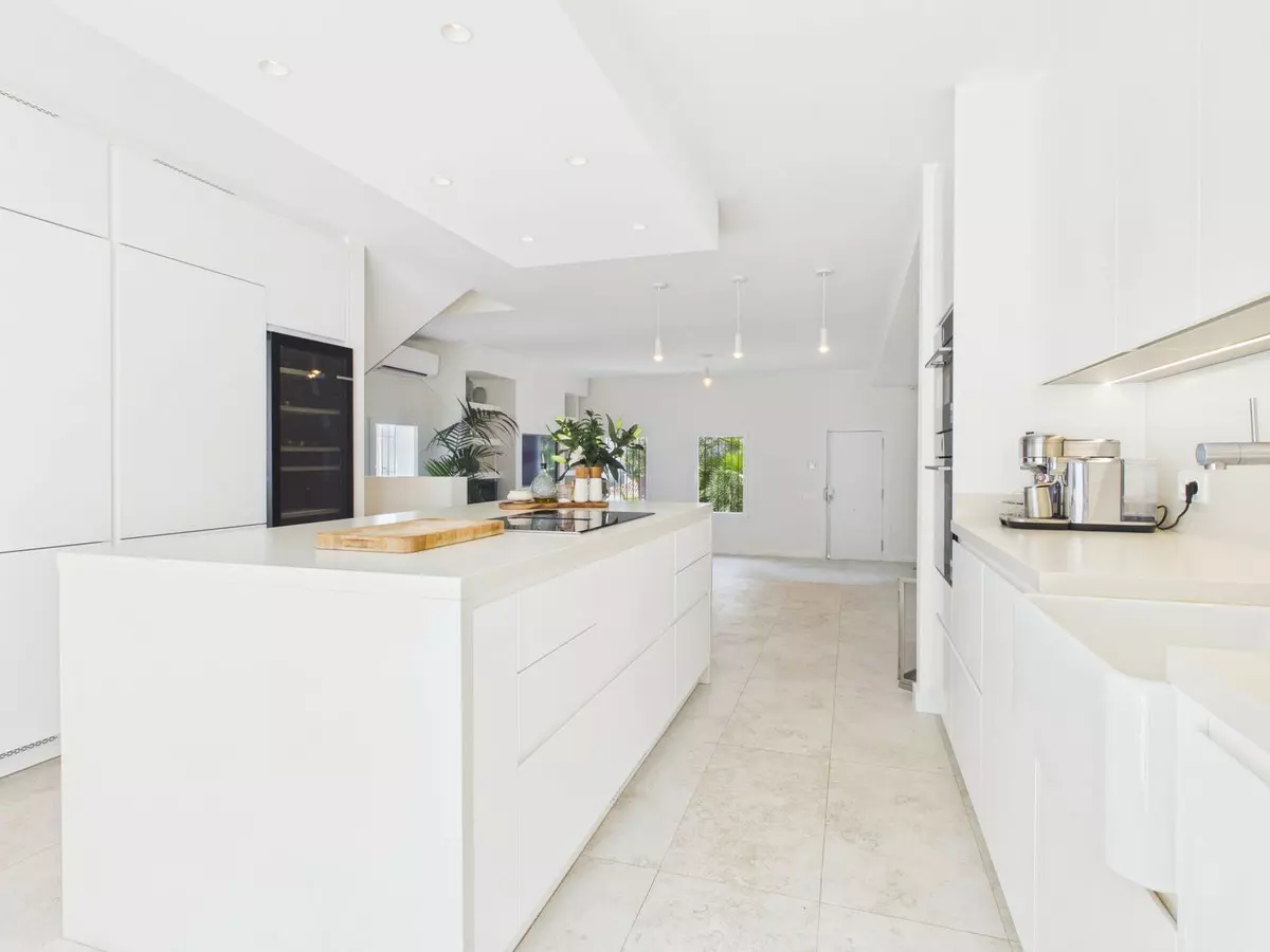 4-bedroom Villa In Istan, Spain (209 M²)