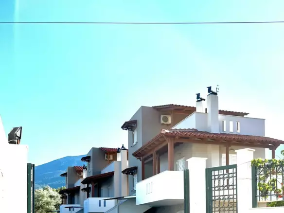 3-bedroom Complex In Vilia, Greece (380 M²)
