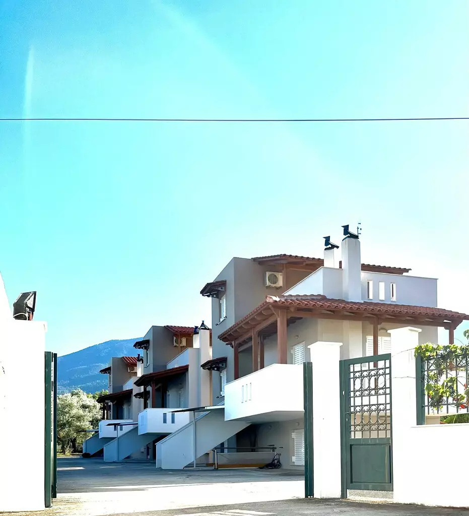 3-bedroom Complex In Vilia, Greece (380 M²)