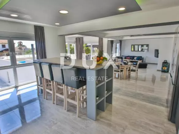 5-bedroom Detached House In Rogovići, Croatia (450 M²)
