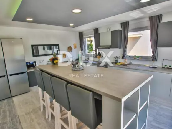 5-bedroom Detached House In Rogovići, Croatia (450 M²)