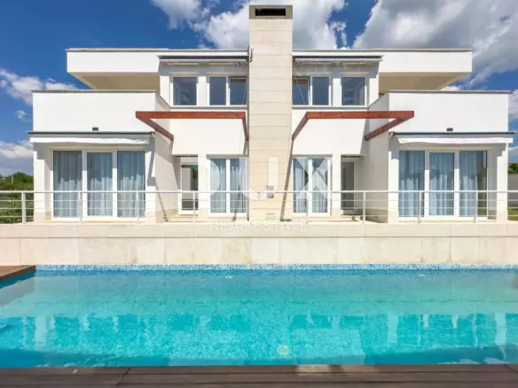6-bedroom Villa In Vrsar, Croatia (400 M²)