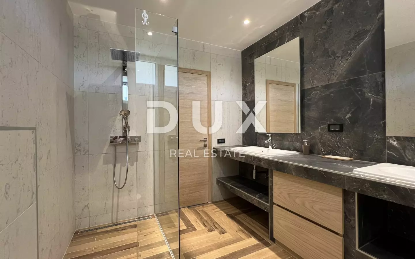 5-bedroom Villa In Linardići, Croatia (370 M²)