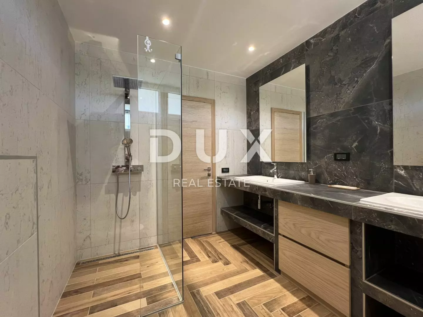 5-bedroom Villa In Linardići, Croatia (370 M²)