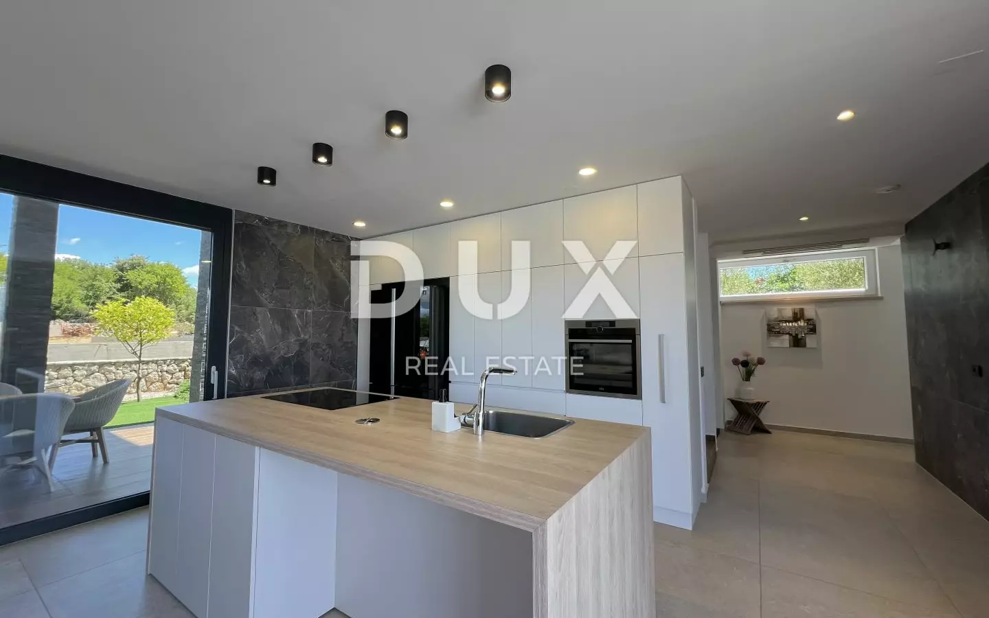5-bedroom Villa In Linardići, Croatia (370 M²)