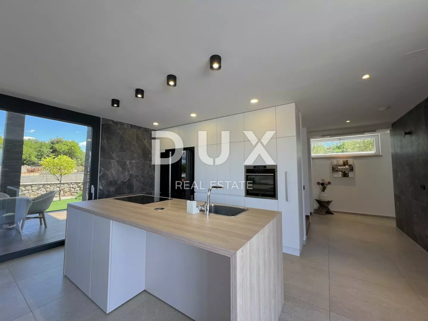 5-bedroom Villa In Linardići, Croatia (370 M²)