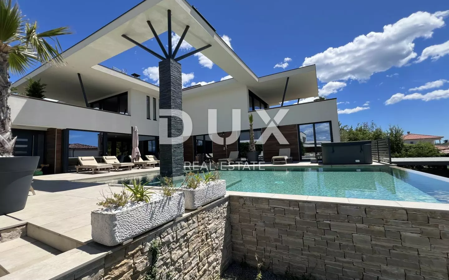 5-bedroom Villa In Linardići, Croatia (370 M²)