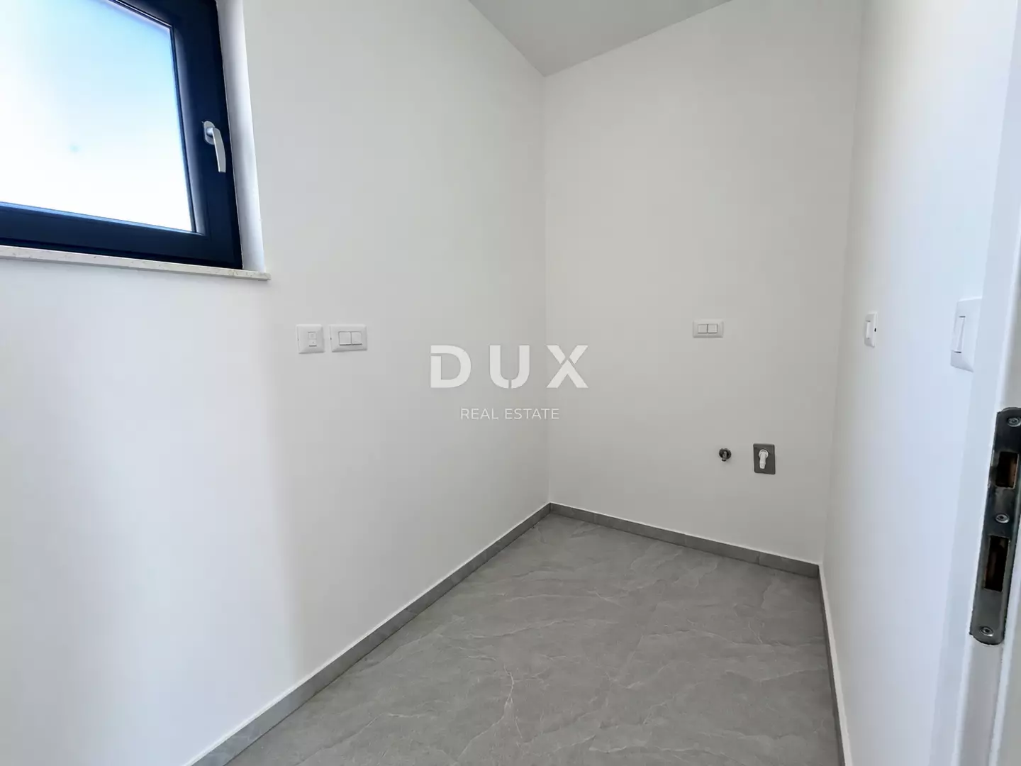 1791192999_minimal-utility-room-with-window-and-hookups-8c515b 3-bedroom Apartment In Vodice, Croatia (124,4 M²)
