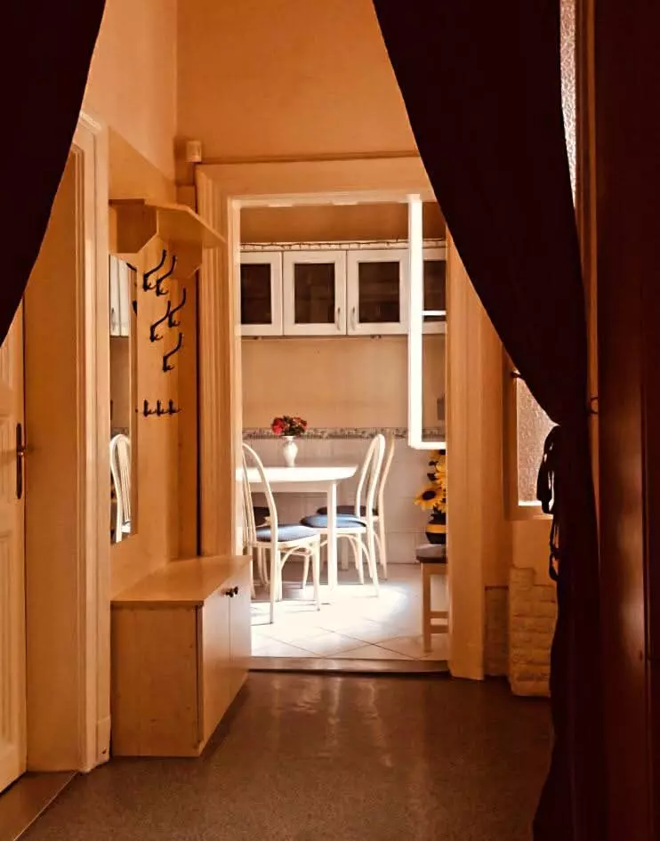 Grand Historic Budapest Apartment Near Oktogon – 117 Sqm – 5 Rooms – Conversion Potential