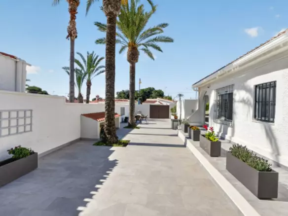 3-bedroom Villa In Torrevieja, Spain (408 M² Plot)