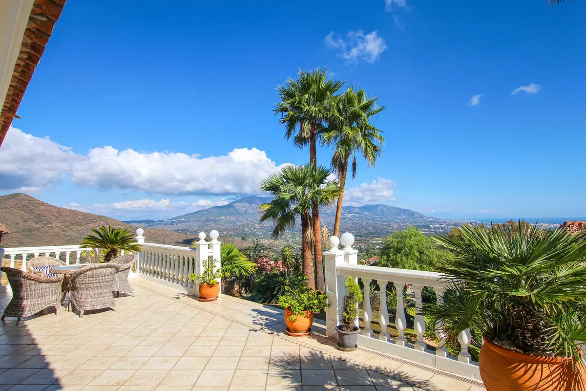 6-bedroom Villa In Marbella, Spain (477 M²)