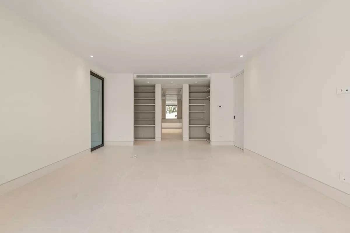 4-bedroom Apartment In Marbella, Spain (244 M²)