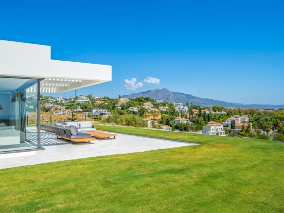 3-bedroom Apartment In Estepona, Spain (180 M²)
