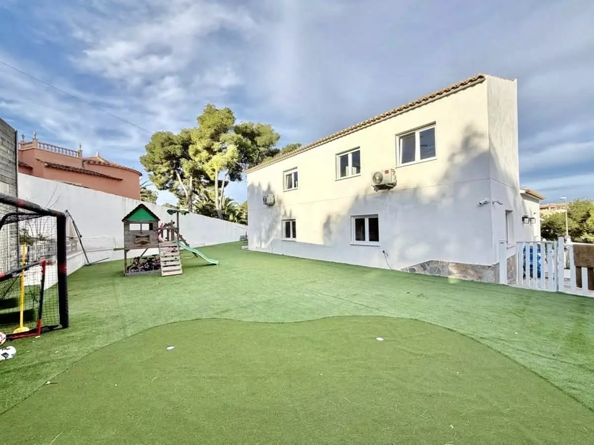 6-bedroom Villa In Orihuela, Spain (218 M²)