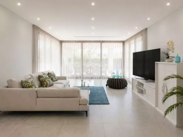 4-bedroom Villa In Estepona, Spain (274 M²)