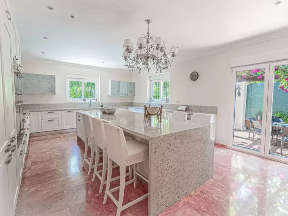 6-bedroom Villa In Estepona, Spain (967 M²)
