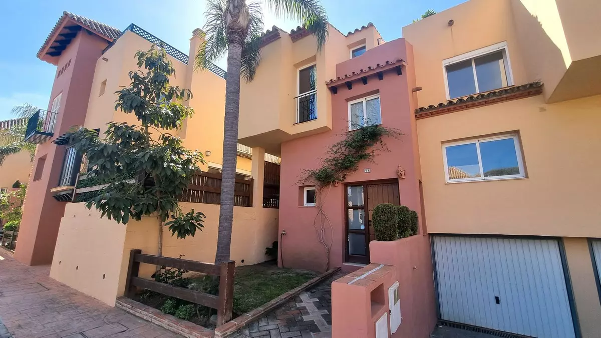 3-bedroom Town House In Marbella, Spain (209 M²)
