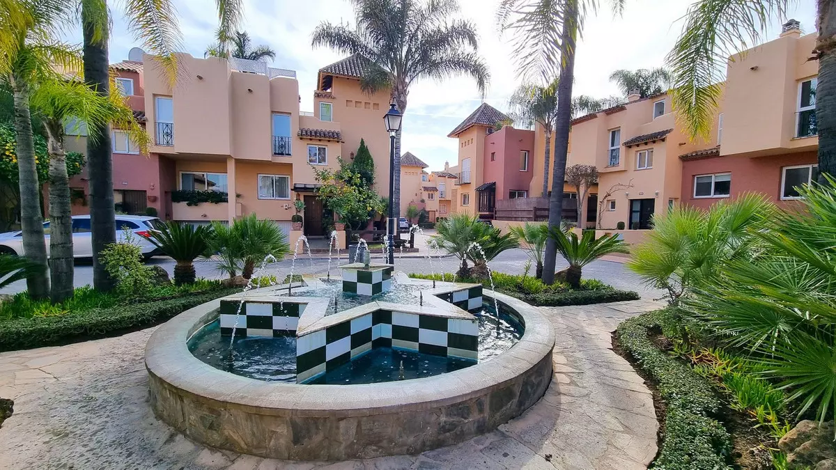 3-bedroom Town House In Marbella, Spain (209 M²)