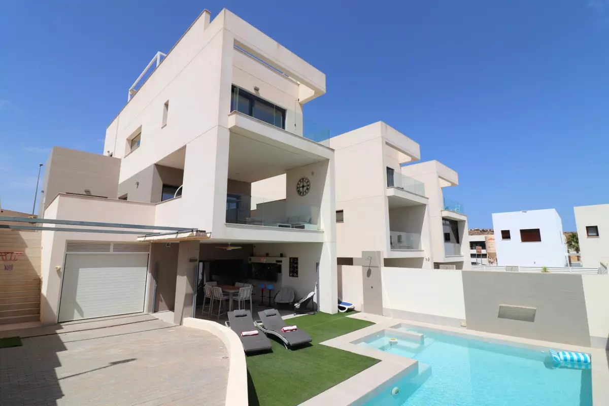 4-bedroom Villa In Benijofar, Spain (319 M²)
