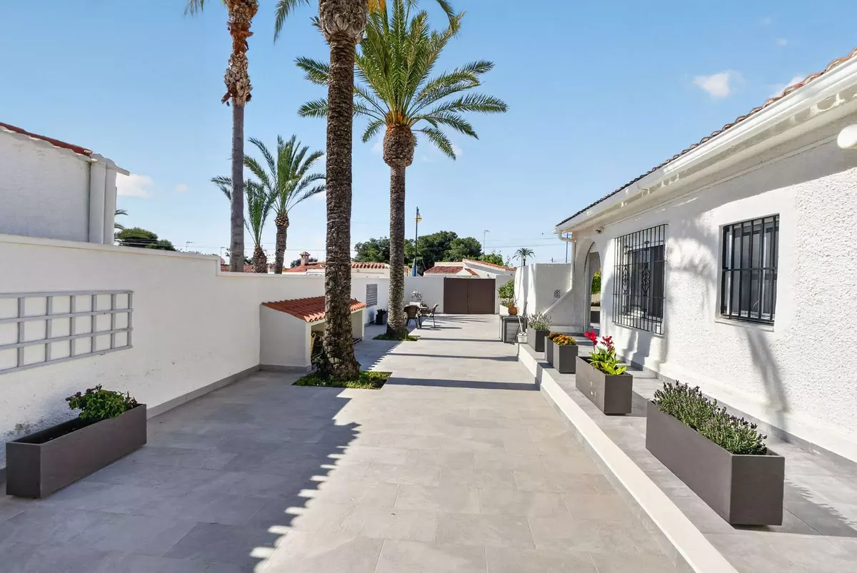 3-bedroom Villa In Torrevieja, Spain (76 M²)