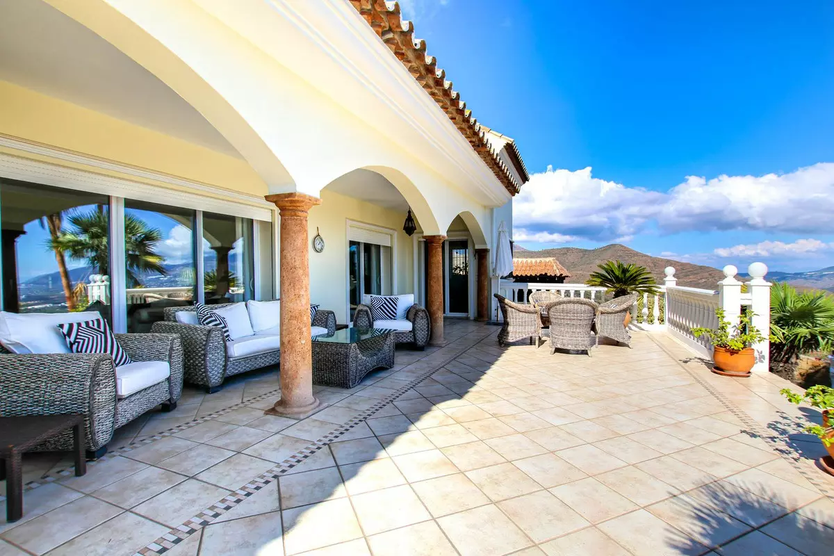 6-bedroom Villa In Marbella, Spain (477 M²)