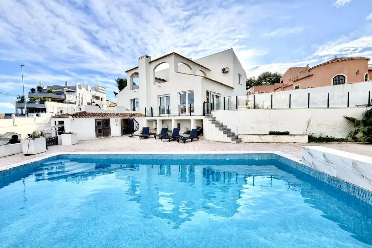 6-bedroom Villa In Orihuela, Spain (218 M²)