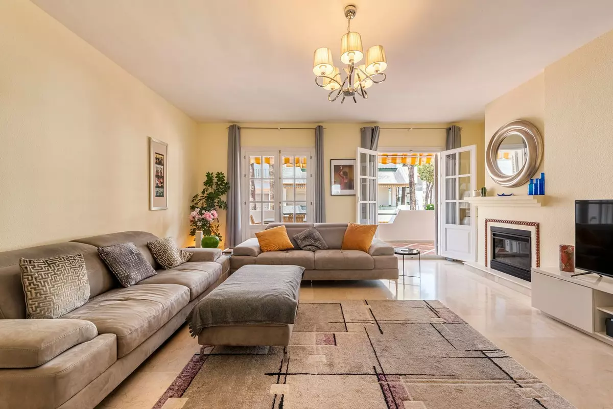 3-bedroom Apartment In Estepona, Spain (129 M²)