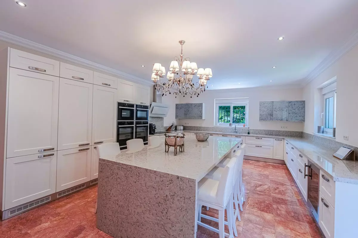 6-bedroom Villa In Estepona, Spain (967 M²)