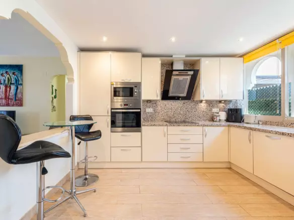 3-bedroom Apartment In Estepona, Spain (129 M²)