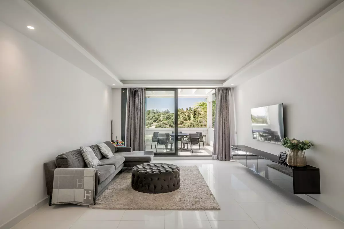 2-bedroom Apartment In Benahavis, Spain (222 M²)