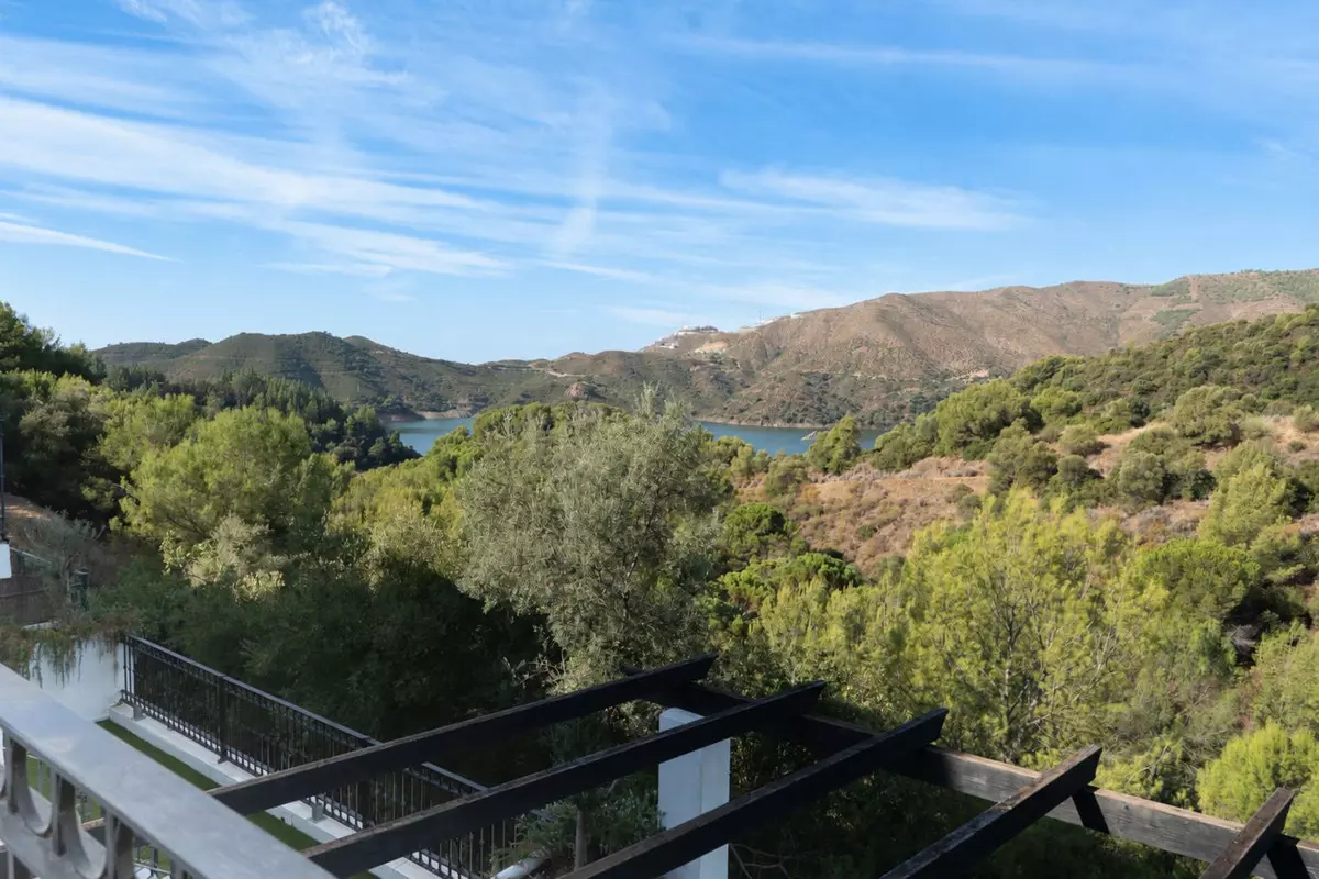 3-bedroom Villa In Istan, Spain (144 M²)
