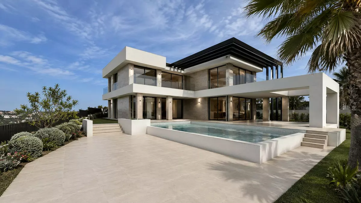 4-bedroom Villa In Estepona, Spain (274 M²)