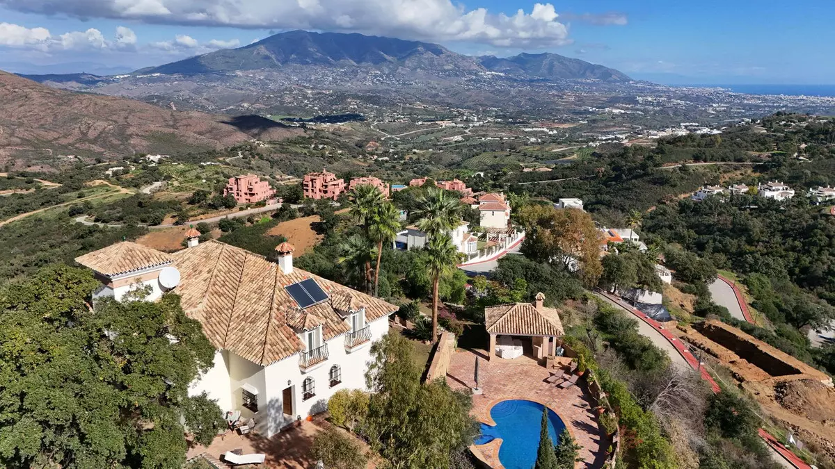 6-bedroom Villa In Marbella, Spain (477 M²)