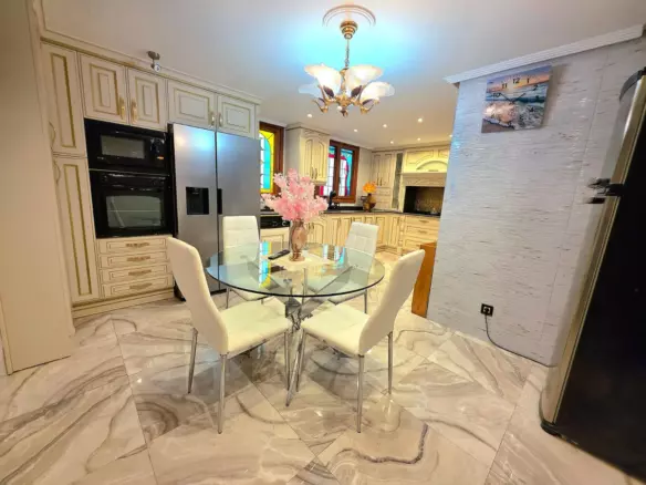 3-bedroom Apartment In Alicante, Spain (167 M²)