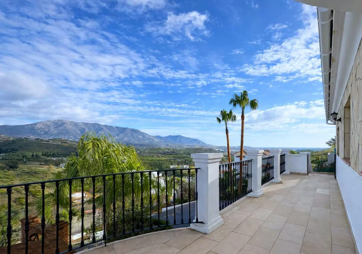 6-bedroom Villa In Mijas, Spain (425 M²)
